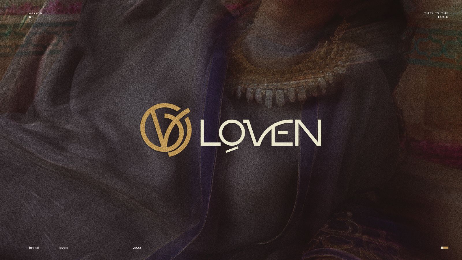 شعار LOVEN الذهبي على صورة أزياء
